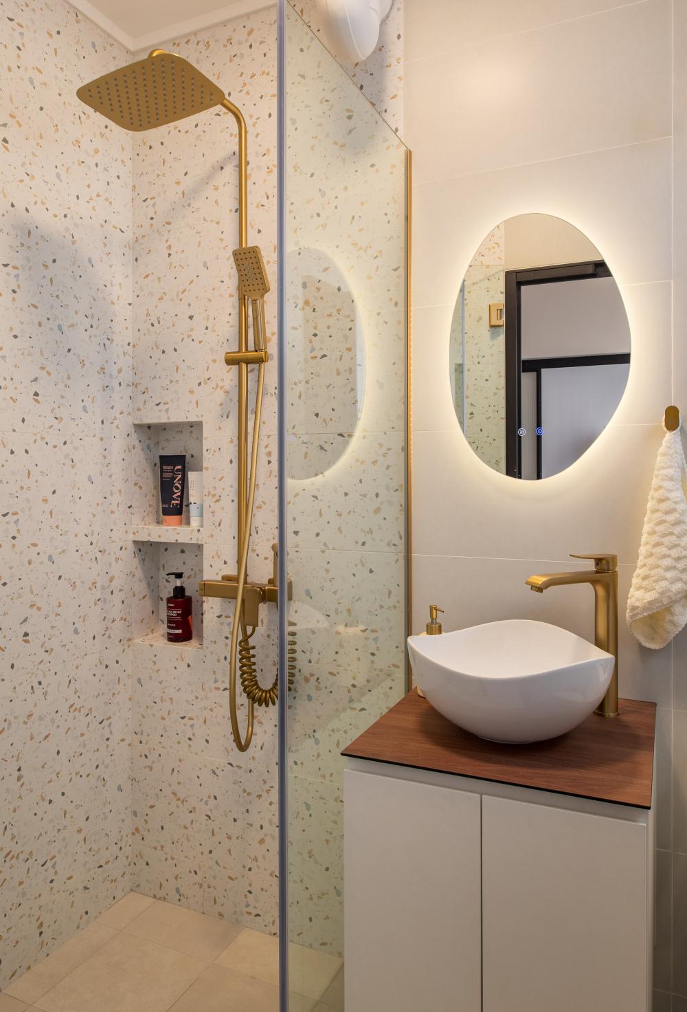 Modern Bathroom with Countertop and Homogeneous Tiles