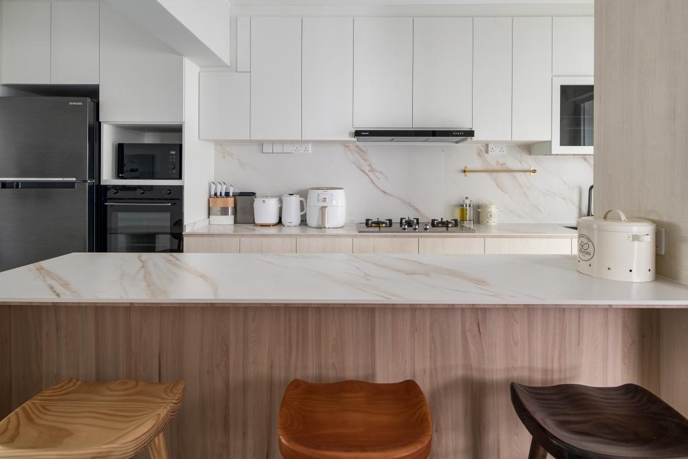 Contemporary Kitchen with Countertop and Homogeneous Tiles