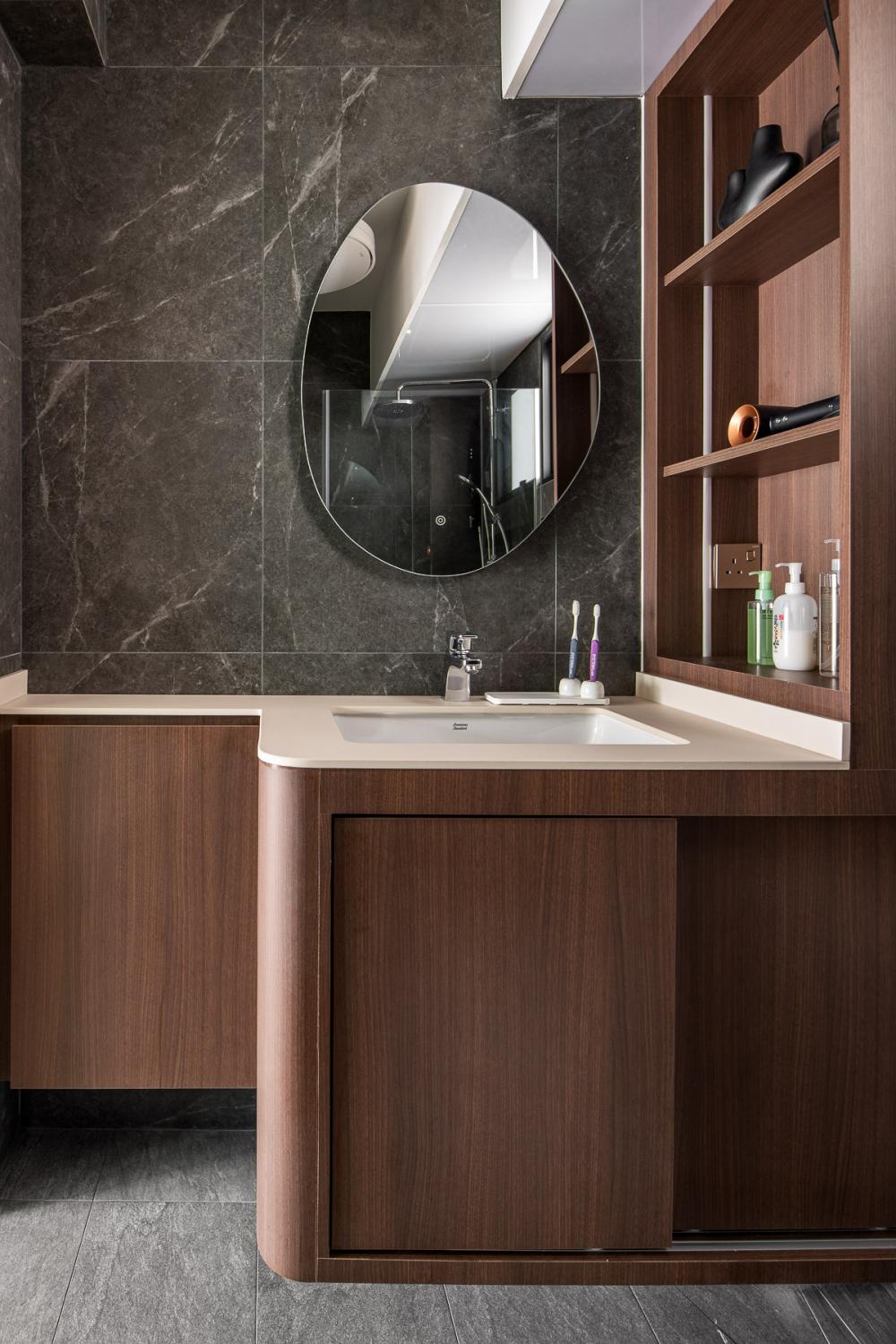 Modern Bathroom with Countertop and Homogeneous Tiles