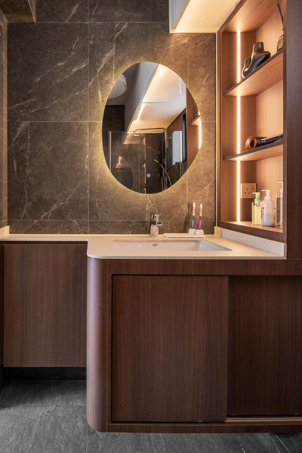 Modern Bathroom with Countertop and Homogeneous Tiles