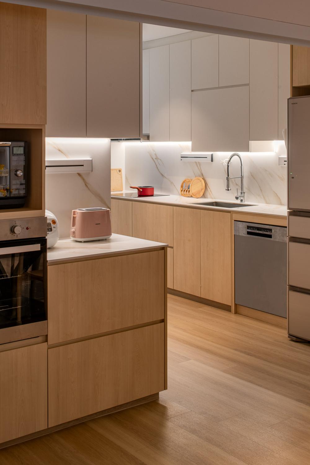 Scandinavian Kitchen with Countertop and Open Kitchen