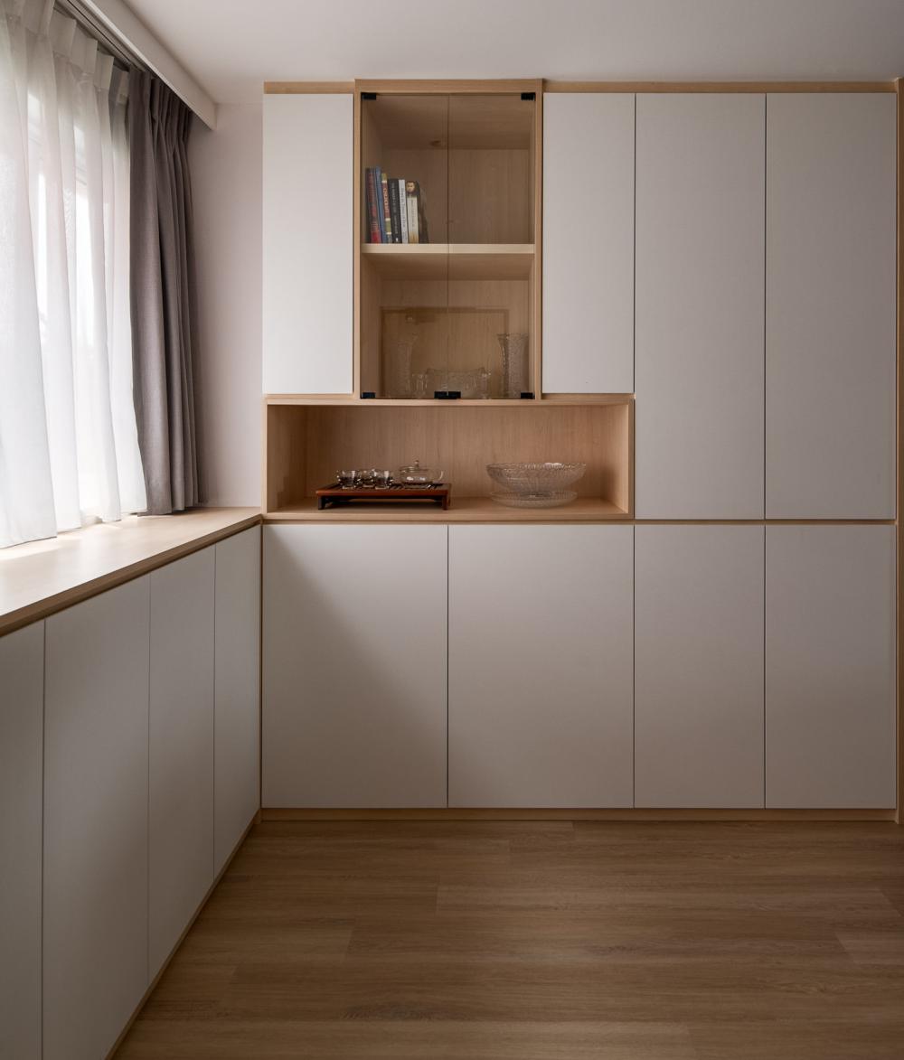 Scandinavian Living Room with Countertop and Vinyl Flooring