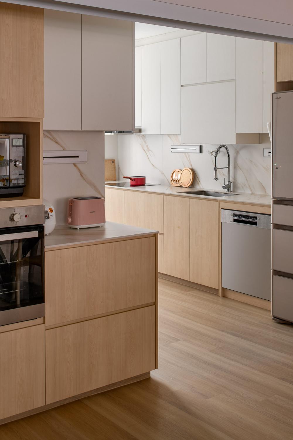 Scandinavian Kitchen with Countertop and Open Kitchen