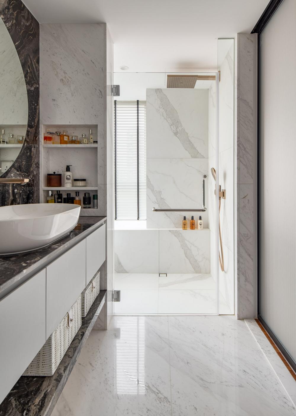 Modern Bathroom with Countertop and Homogeneous Tiles