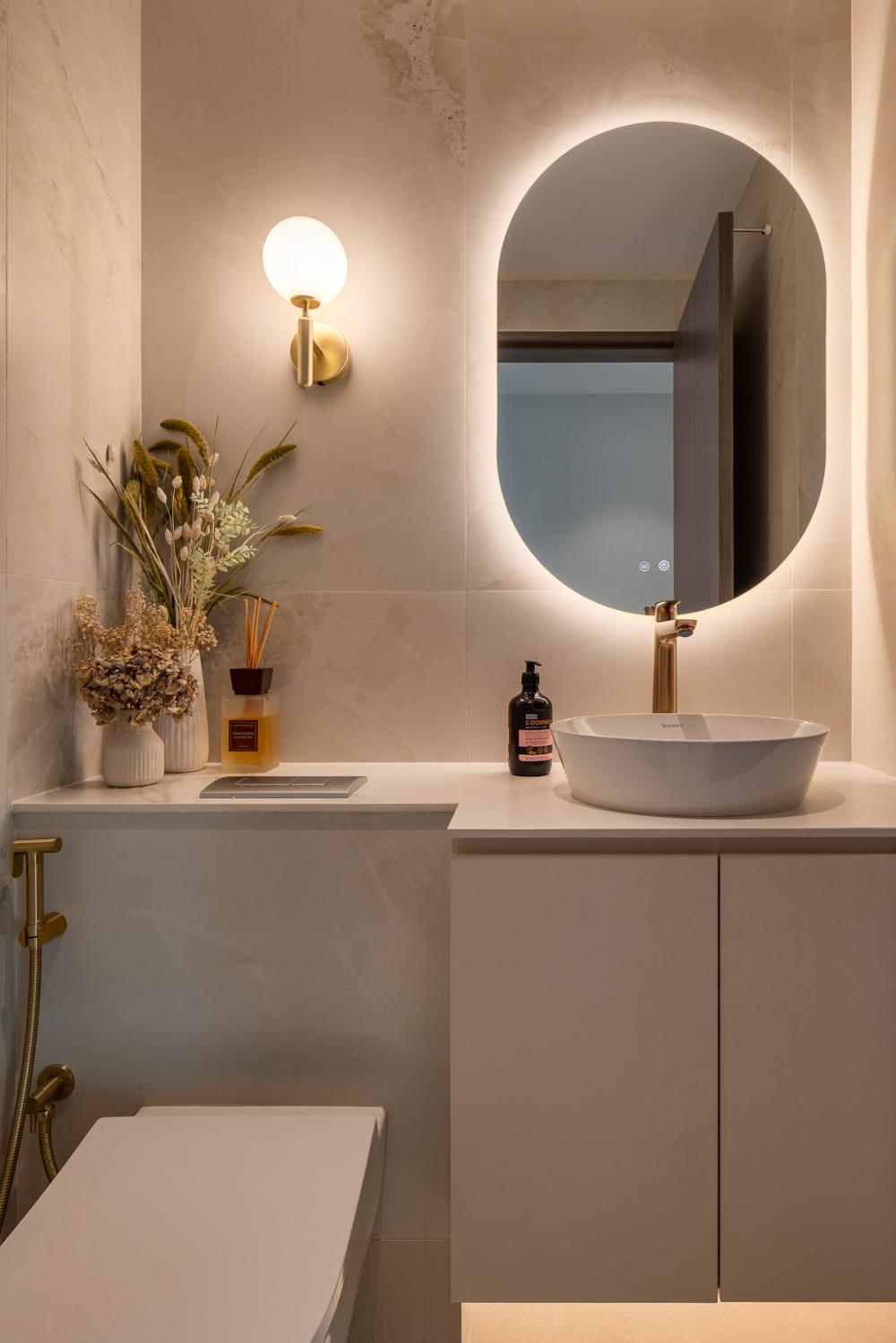 Modern Bathroom with Countertop and Homogeneous Tiles