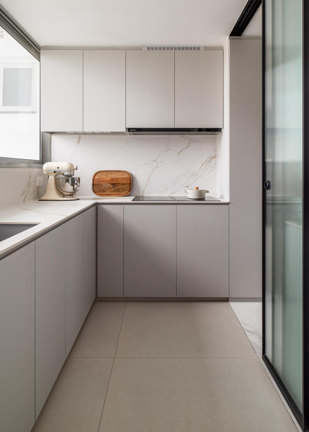 Modern Kitchen with Countertop and Homogeneous Tiles