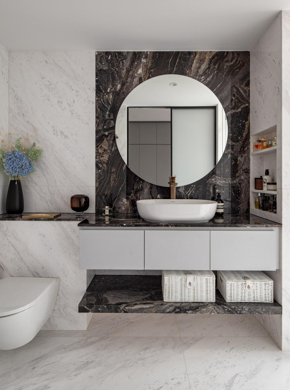 Modern Bathroom with Countertop and Homogeneous Tiles