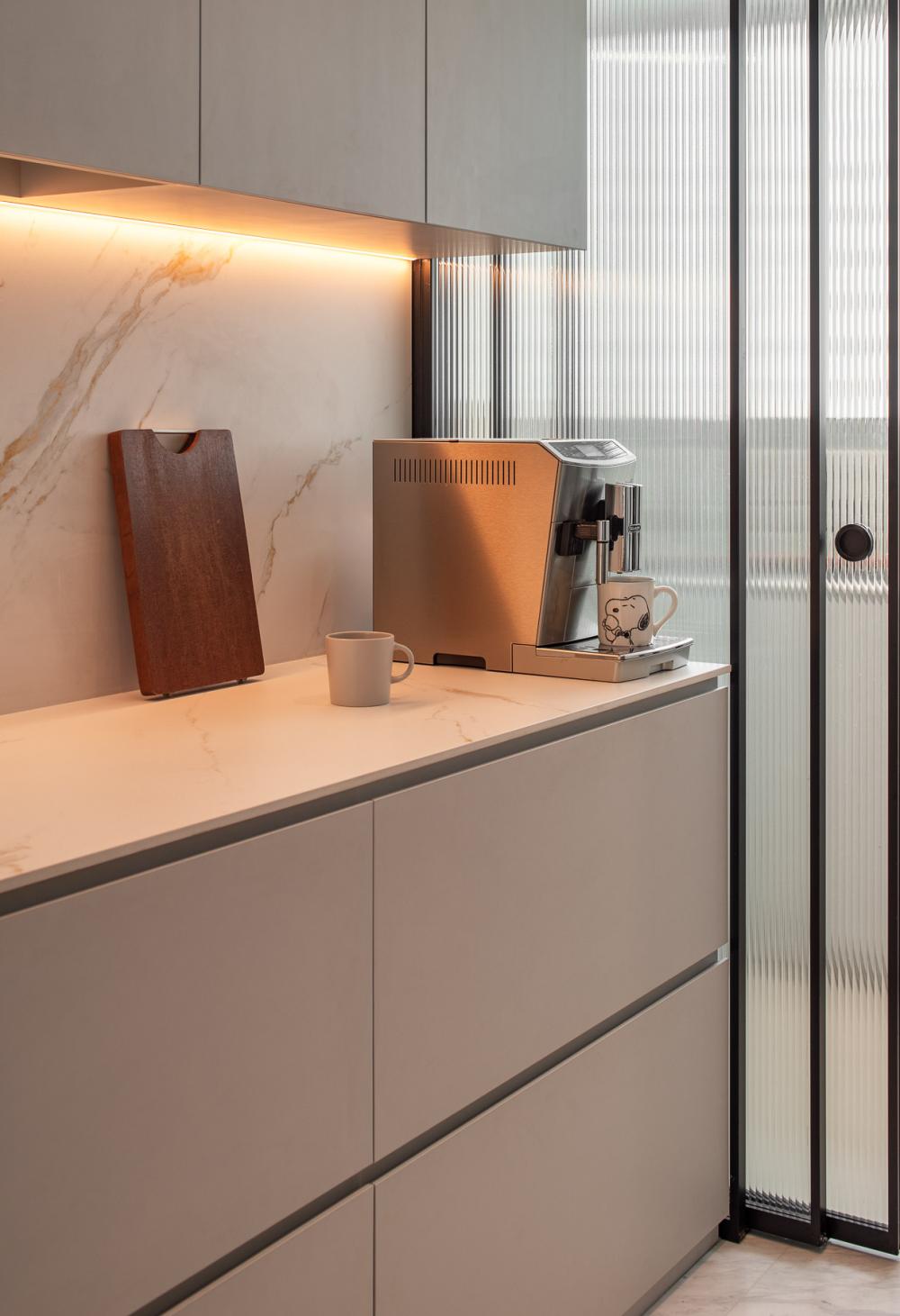 Modern Kitchen with Countertop and Open Kitchen