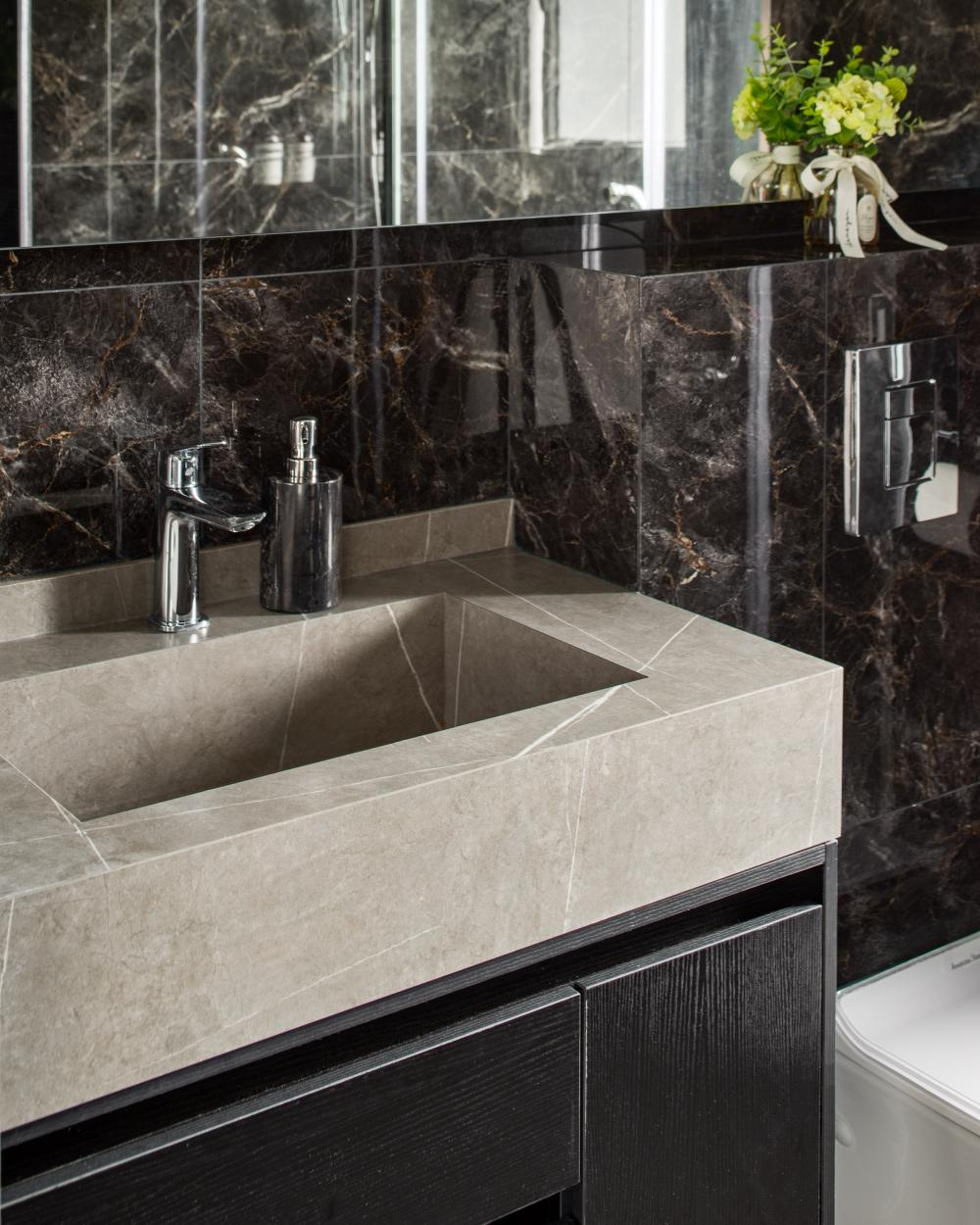 Modern Bathroom with Countertop and Homogeneous Tiles