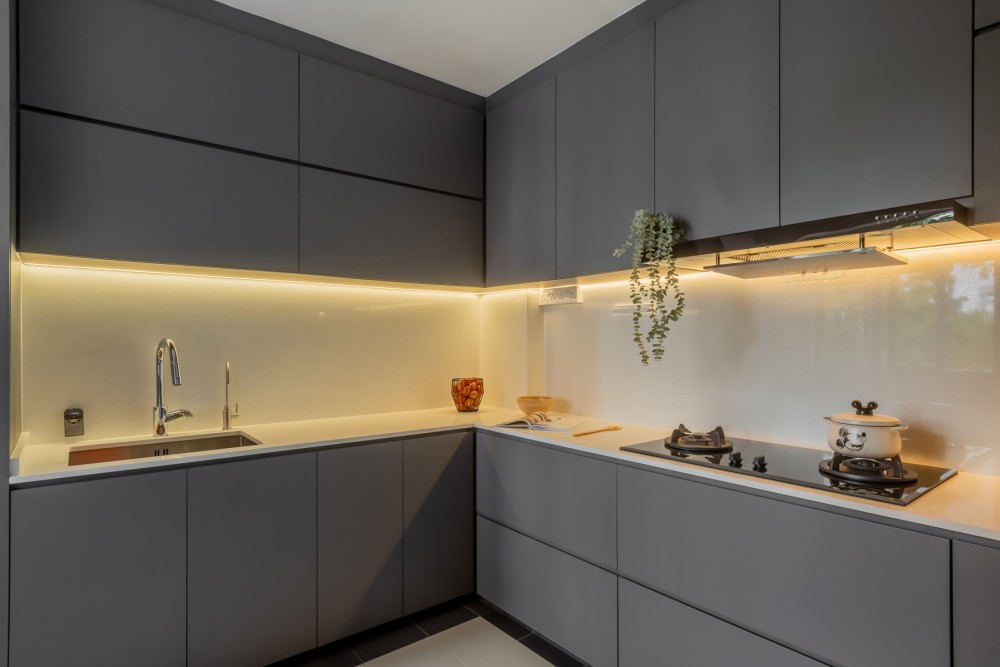 Contemporary Kitchen with Countertop and Homogeneous Tiles