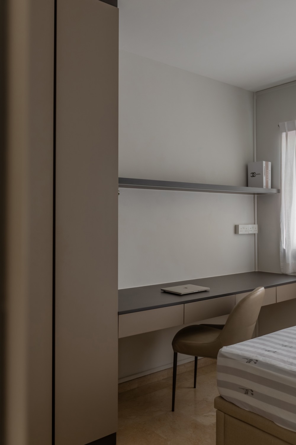 Contemporary Bedroom with Homogeneous Tiles and Drop Ceiling