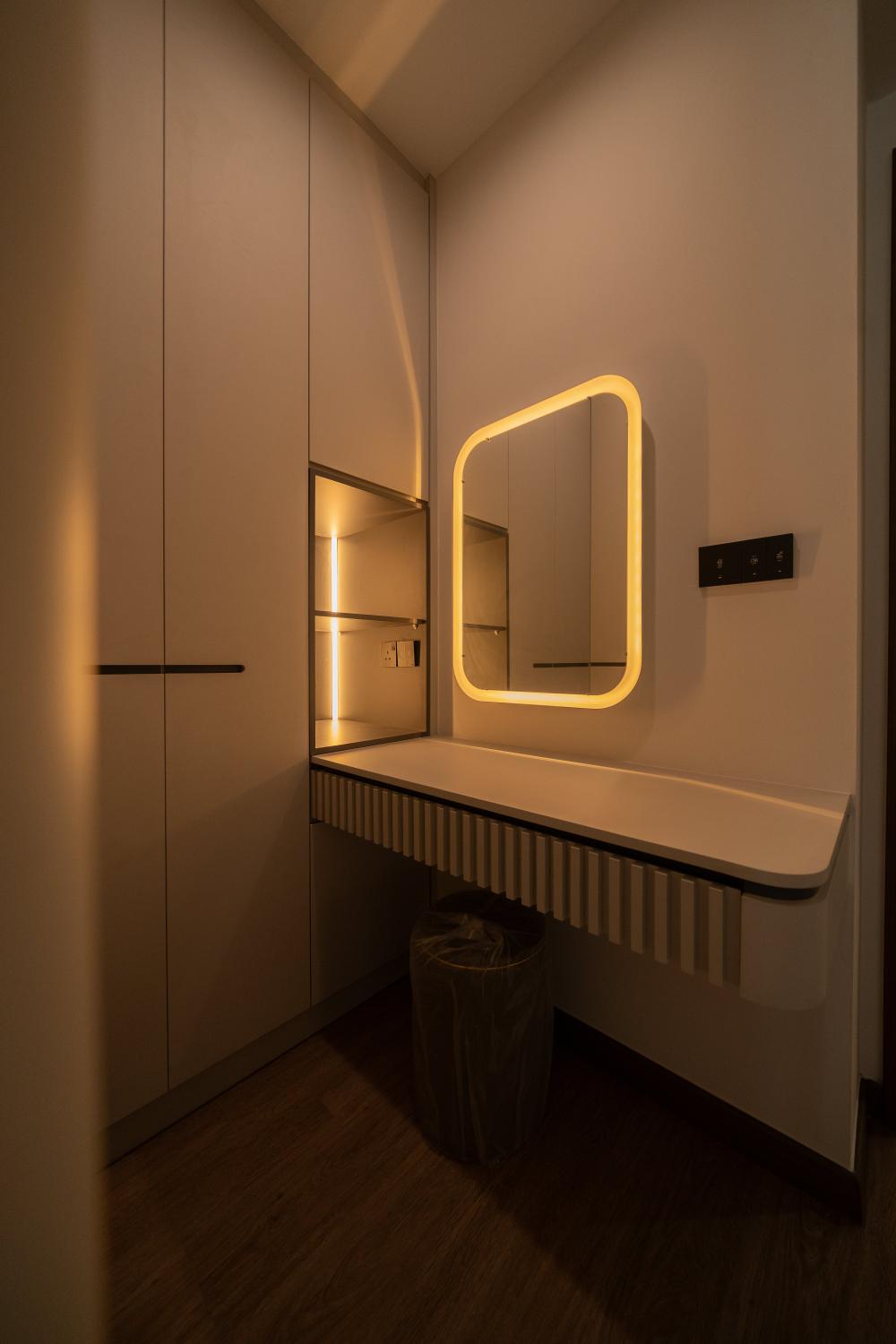 Modern Walk-in Wardrobe with Mirror and Wardrobe