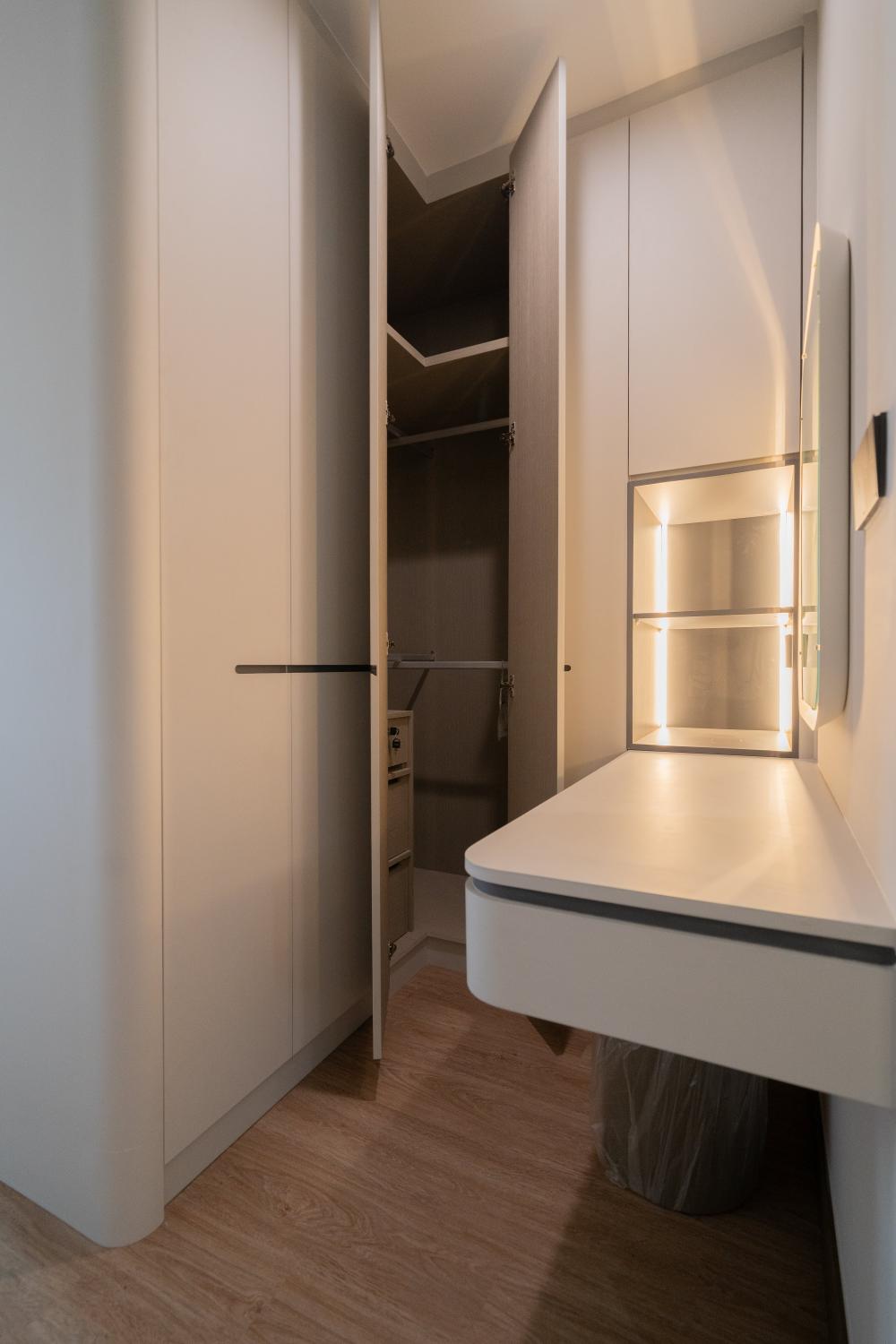 Modern Walk-in Wardrobe with Mirror and Wardrobe