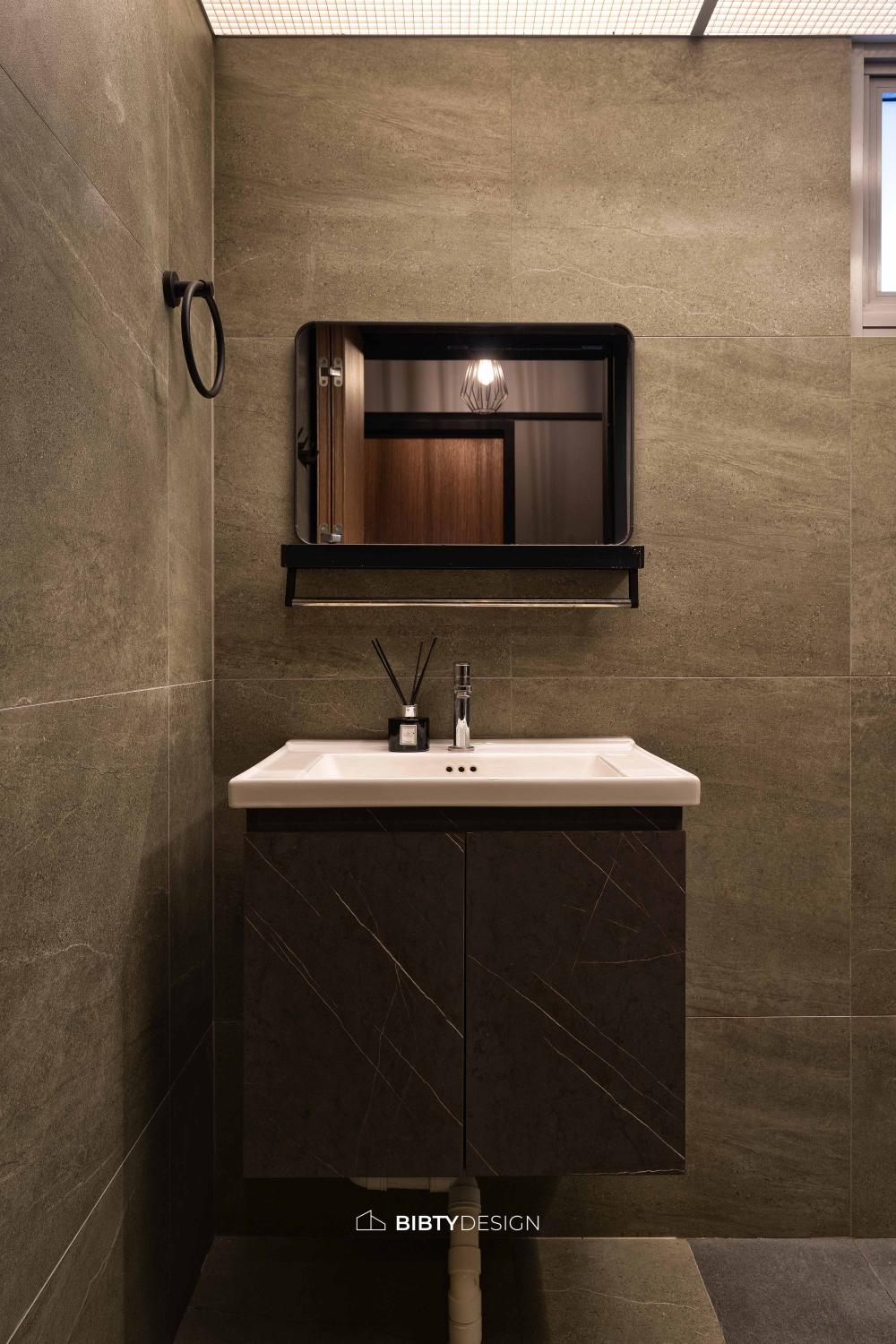 Industrial Bathroom with Homogeneous Tiles and Mirror