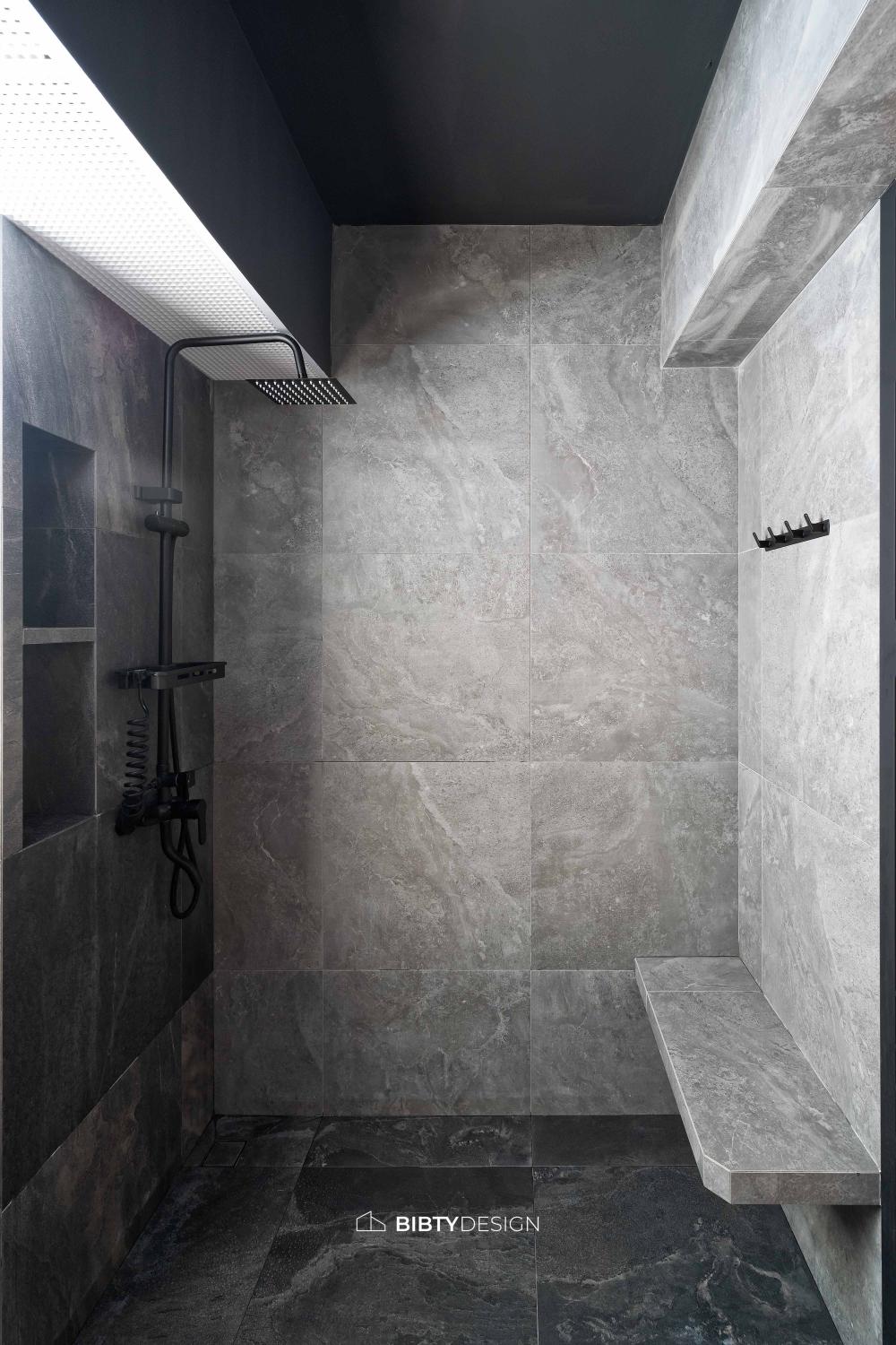 Industrial Bathroom with Homogeneous Tiles and Rainshower