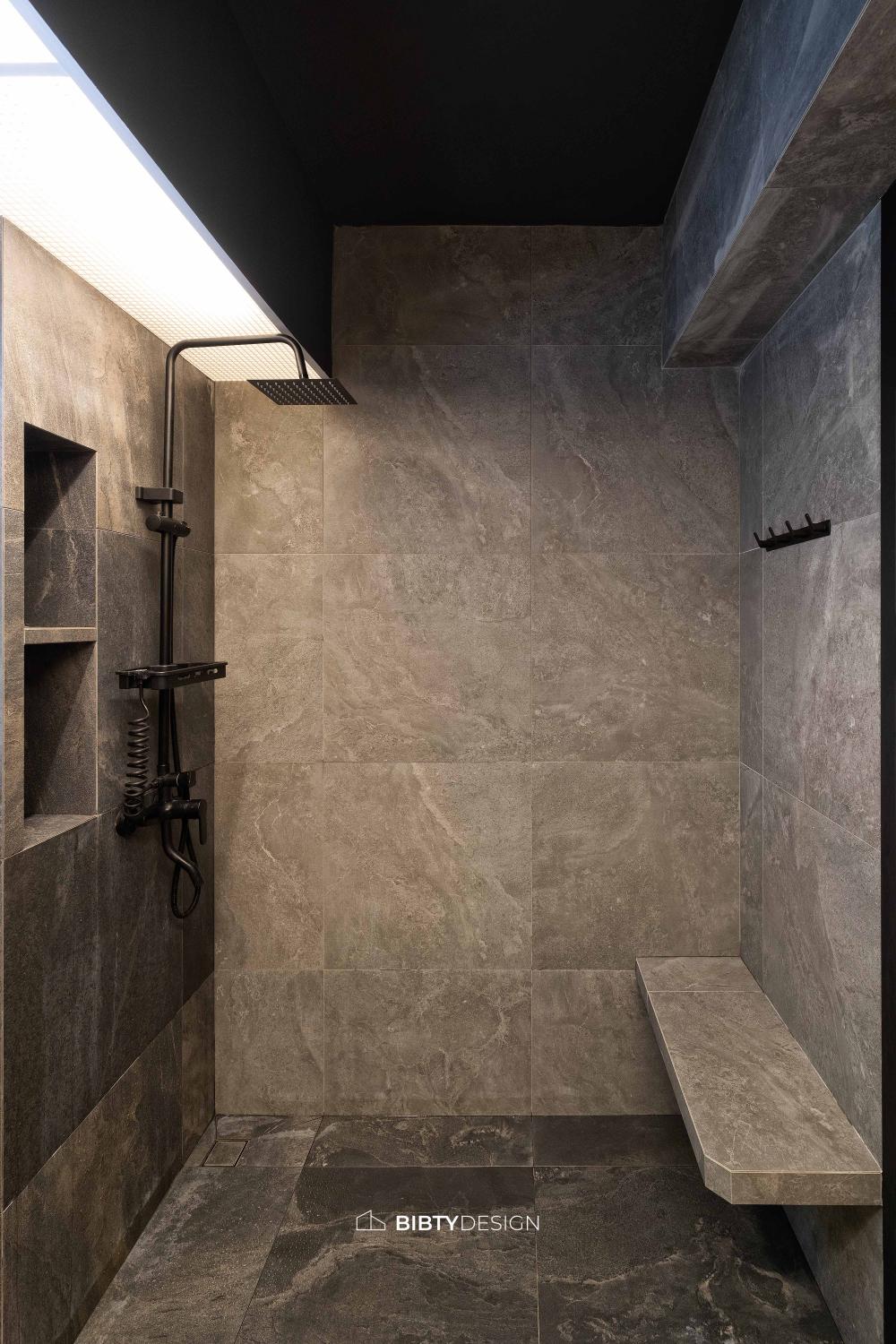 Industrial Bathroom with Homogeneous Tiles and Mosaic