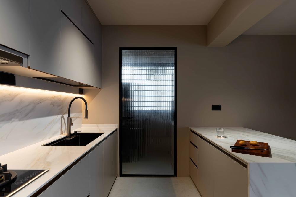 Contemporary Kitchen with Kitchen Island and Breakfast Counter