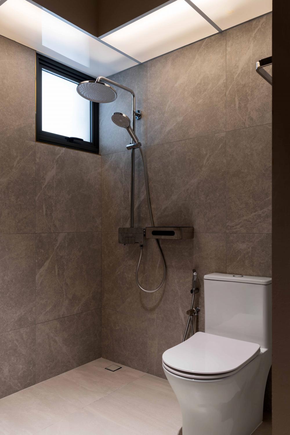 Contemporary Bathroom with Homogeneous Tiles and Rainshower