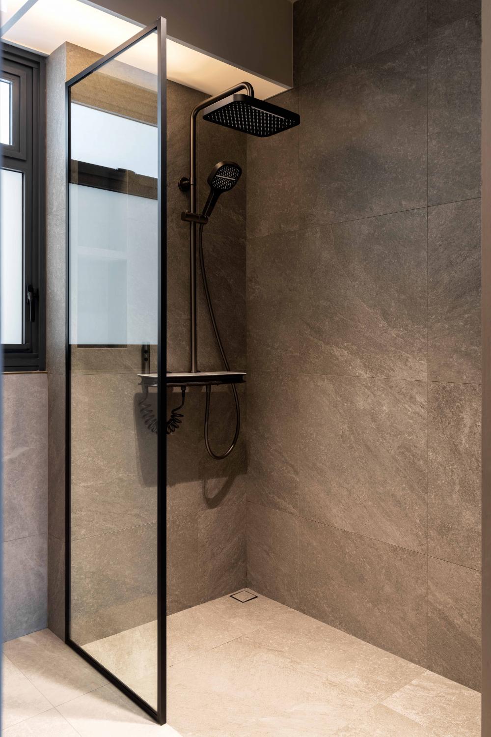 Contemporary Bathroom with Homogeneous Tiles and Rainshower