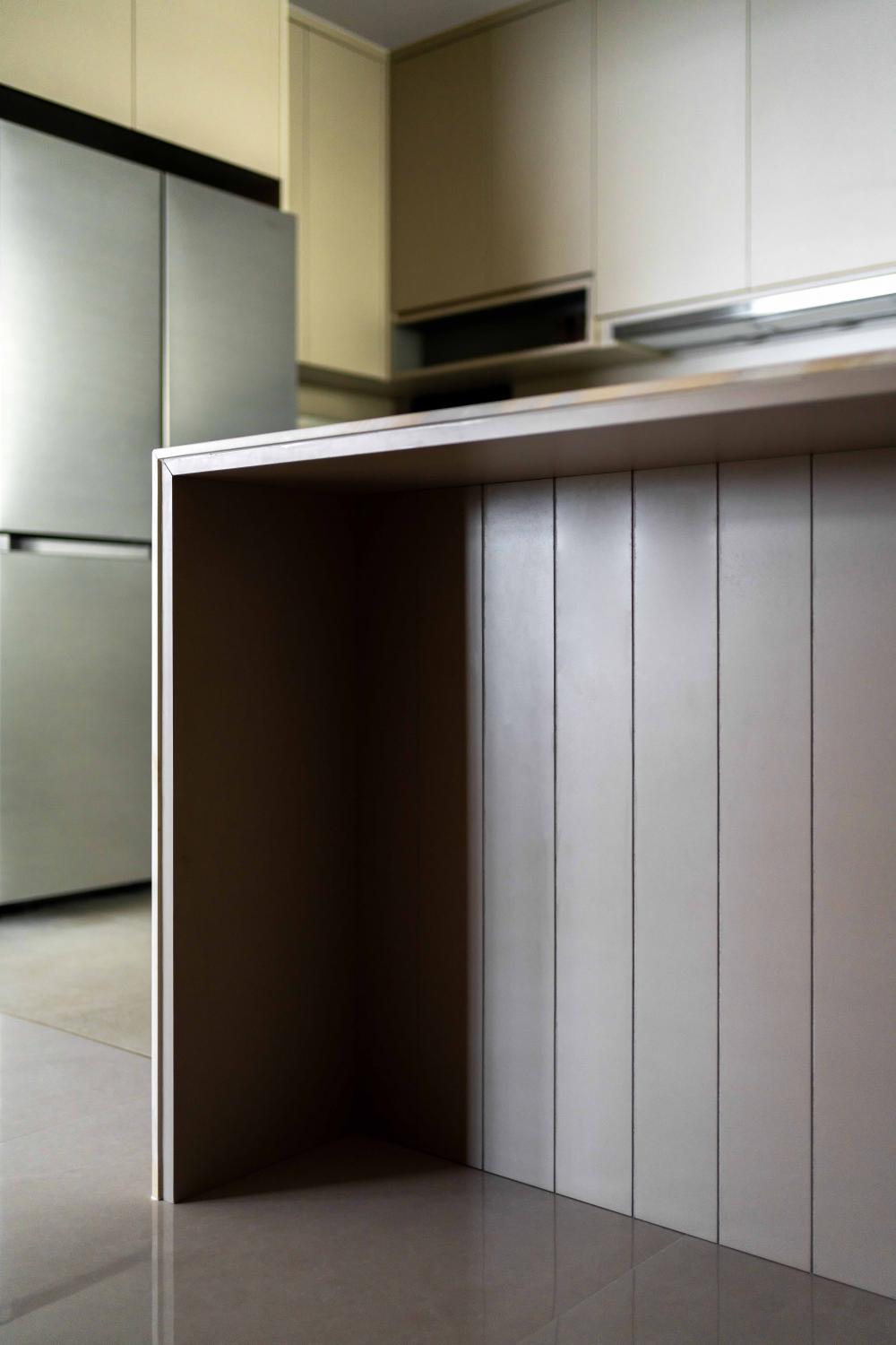 Contemporary Kitchen with Homogeneous Tiles and Kitchen Island