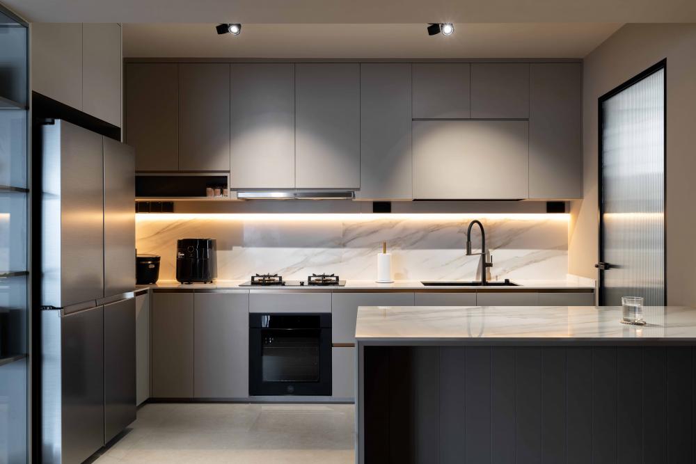 Contemporary Kitchen with Homogeneous Tiles and Open Kitchen