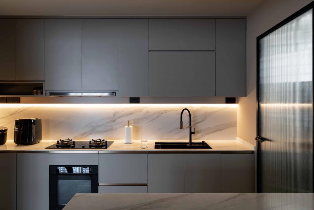 Contemporary Kitchen with Homogeneous Tiles and Kitchen Island