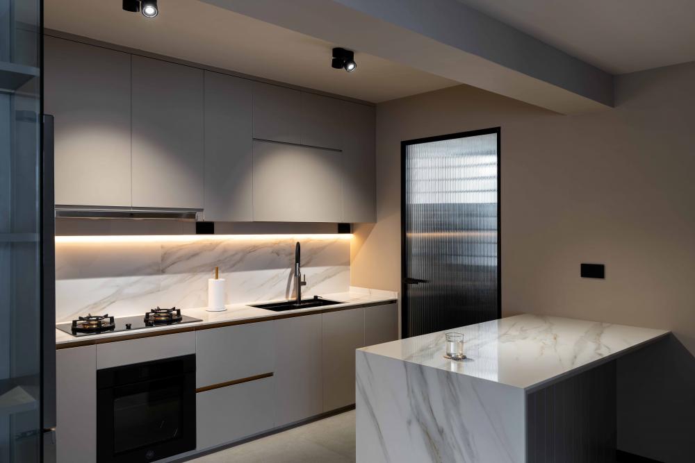 Contemporary Kitchen with Kitchen Island and Open Kitchen