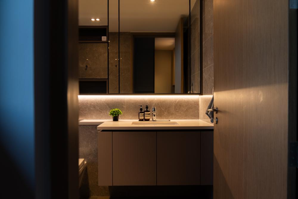 Modern Bathroom with Countertop and Homogeneous Tiles