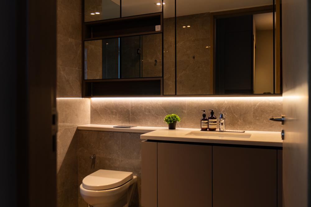 Modern Bathroom with Homogeneous Tiles and Bathtub