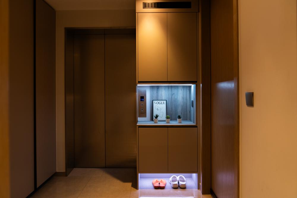 Modern Entryway with Mirror and Shoe Rack