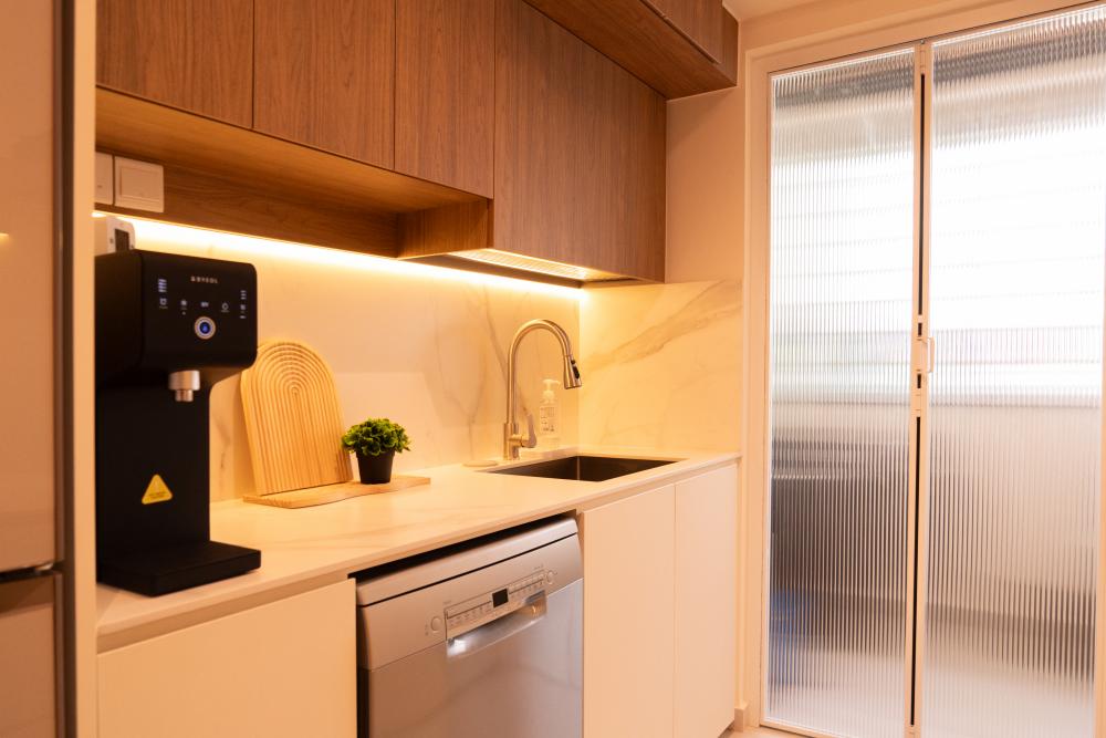 Contemporary Kitchen with Open Kitchen and Kitchen Accessories