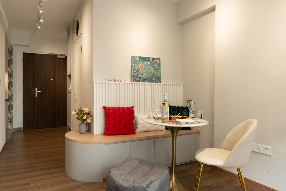 Contemporary Dining Room with Dining Table and Dining Chairs