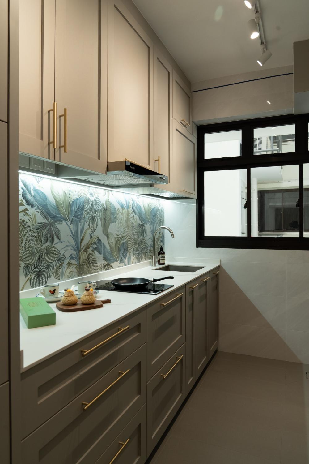 Contemporary Kitchen with Vinyl Flooring and Homogeneous Tiles