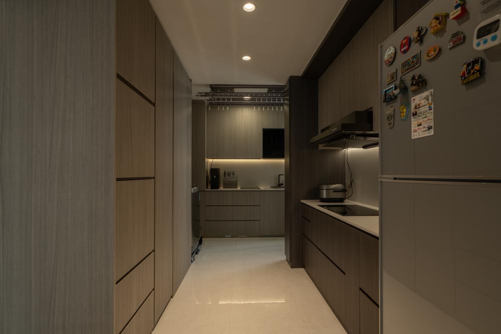 Modern Kitchen with Homogeneous Tiles and Kitchen Window