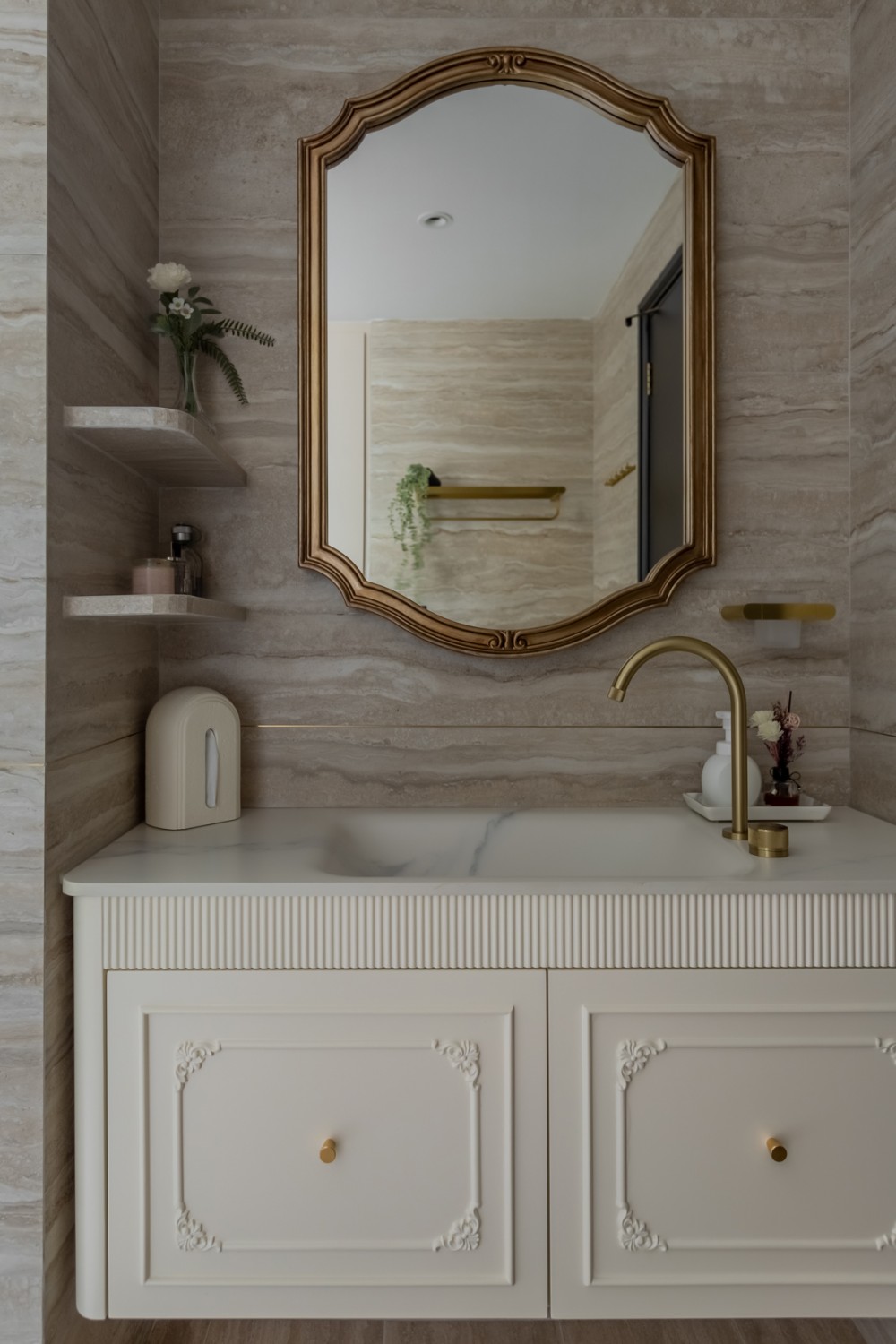 Contemporary Bathroom with Homogeneous Tiles and Mirror