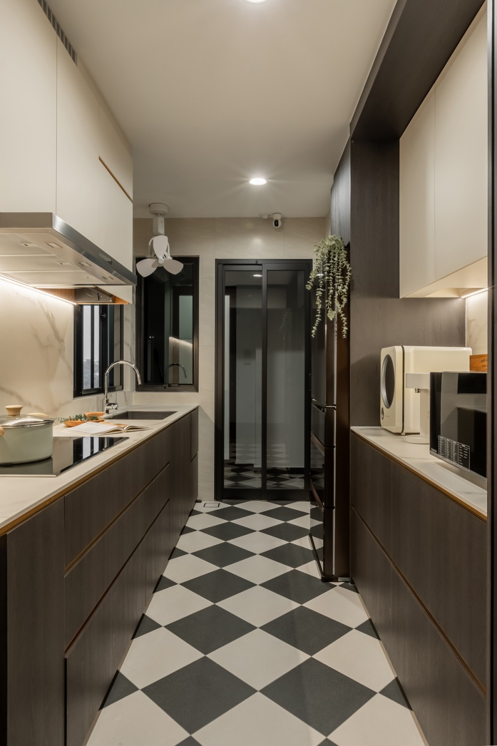 Contemporary Kitchen with Countertop and Kitchen Backsplash