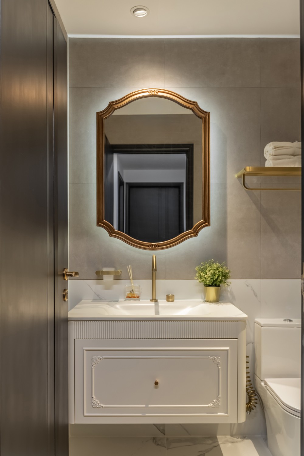 Contemporary Bathroom with Homogeneous Tiles and Mirror
