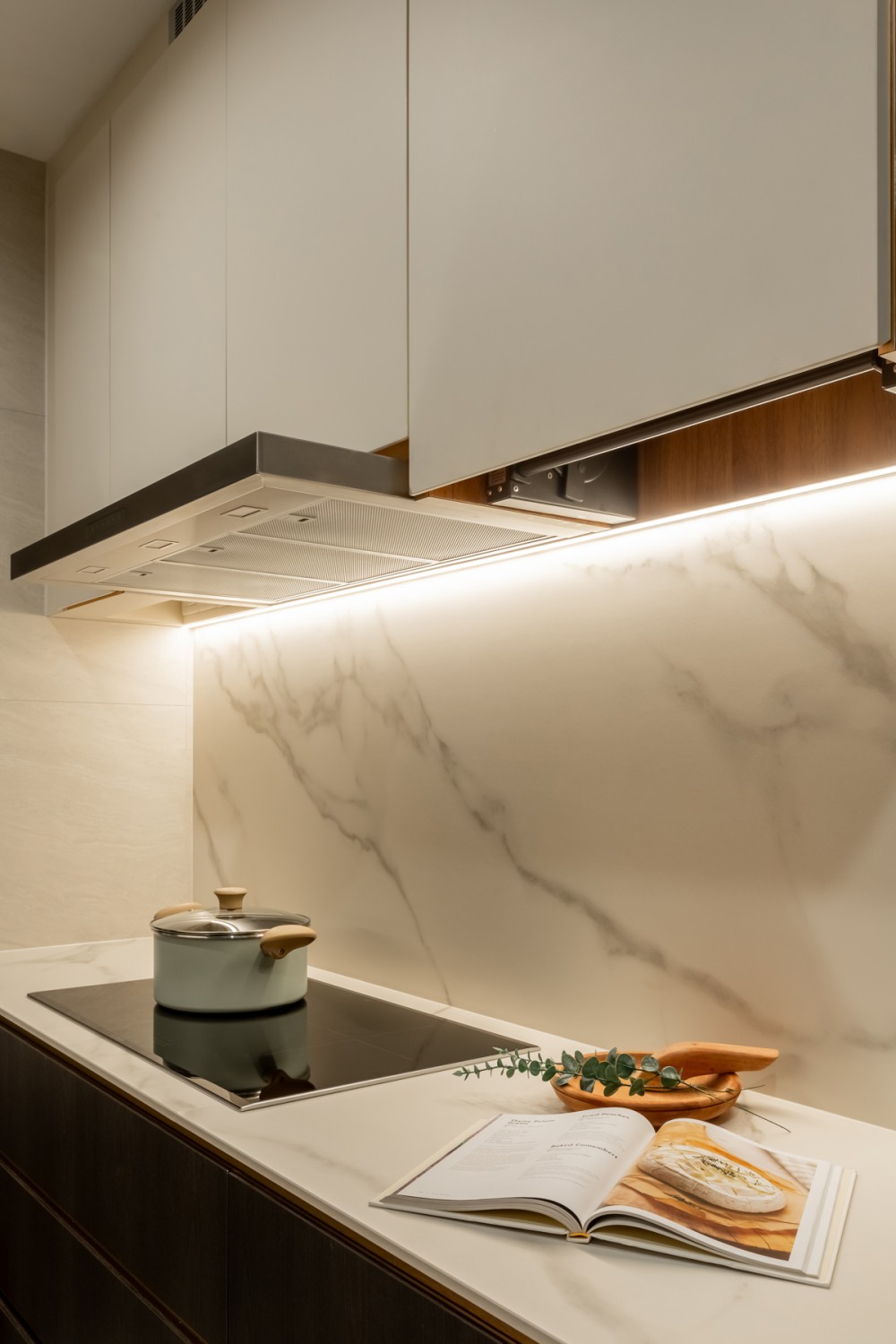 Contemporary Kitchen with Countertop and Kitchen Backsplash
