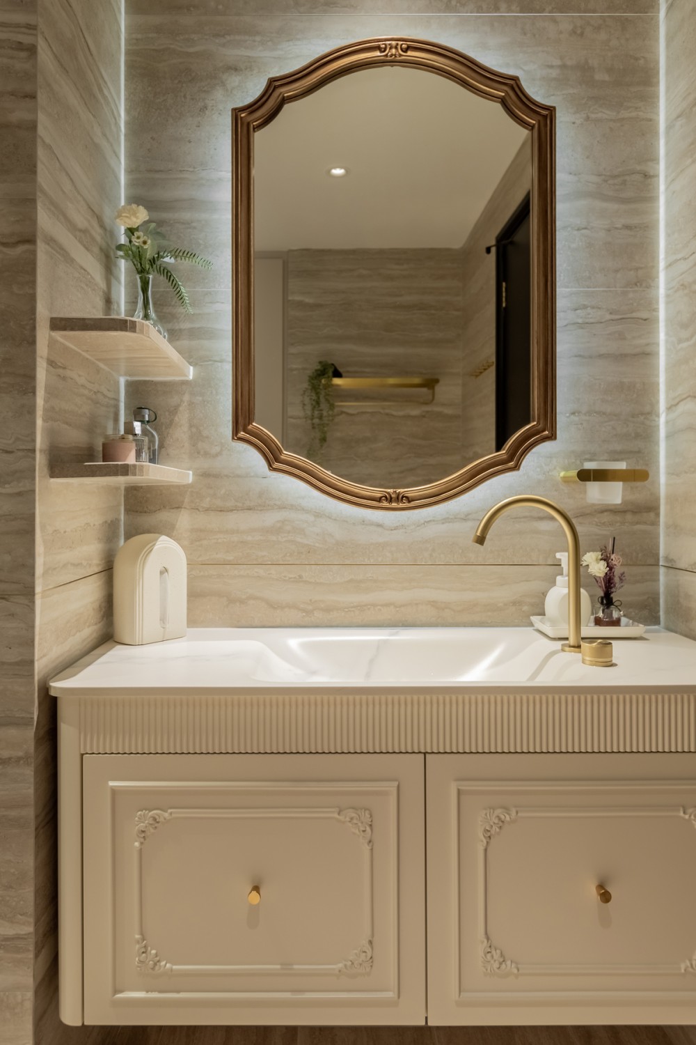 Contemporary Bathroom with Mirror and Bathroom Storage