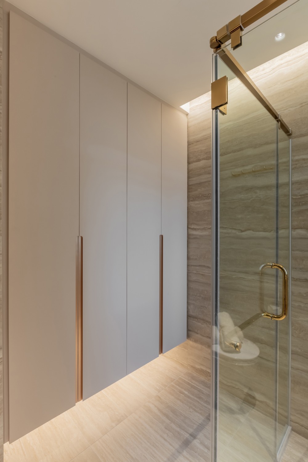 Contemporary Bathroom with Homogeneous Tiles and Shower Screen