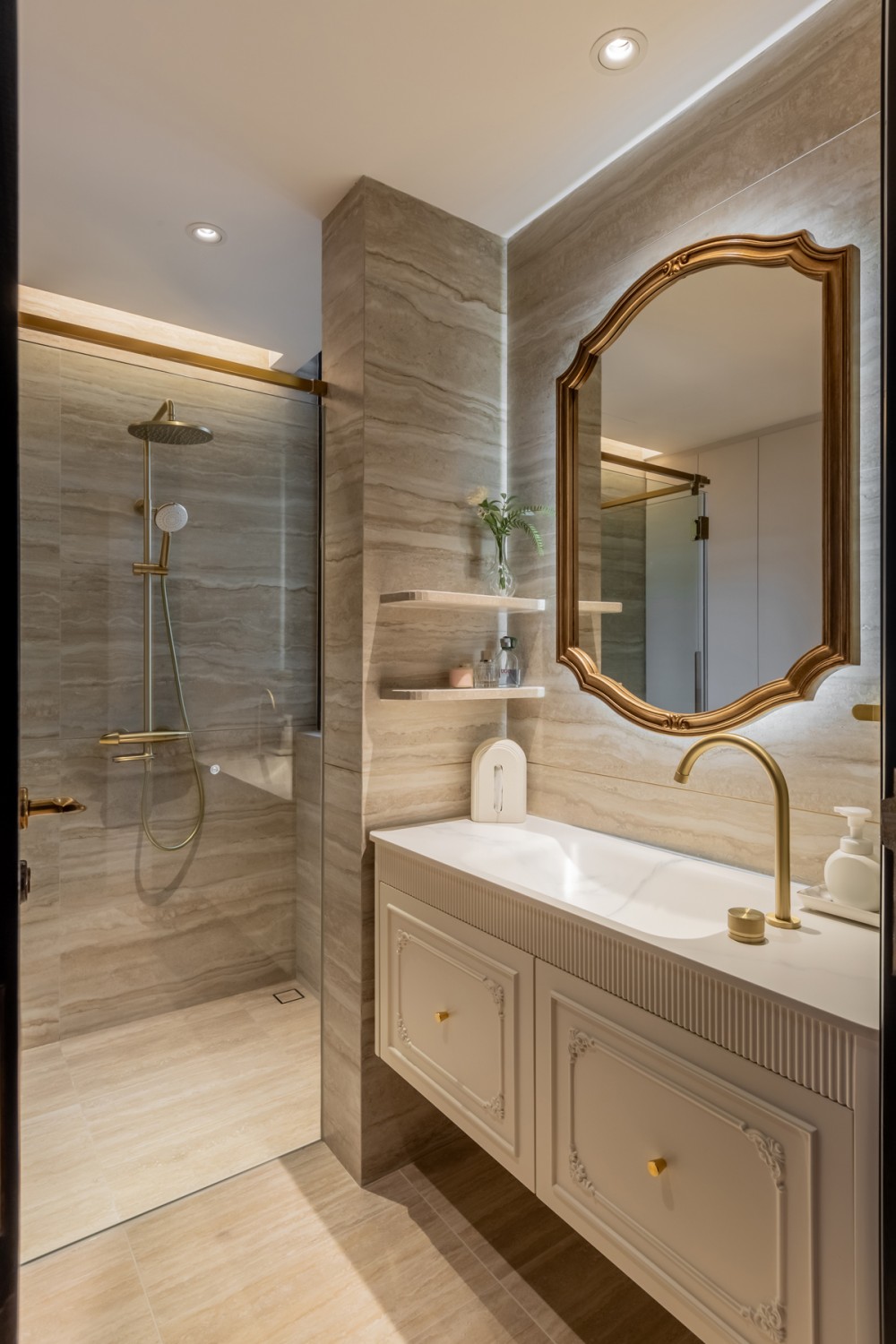 Contemporary Bathroom with Homogeneous Tiles and Mirror
