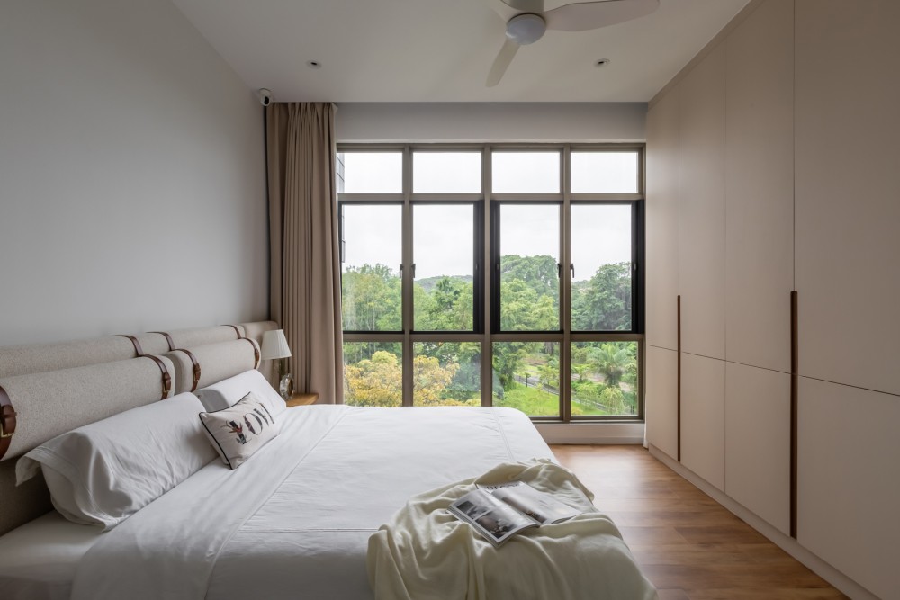 Contemporary Bedroom with Vinyl Flooring and Wardrobe
