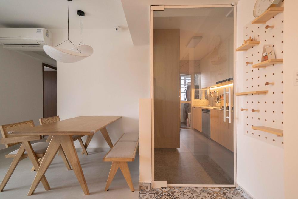 Minimalist Dining Room with Dining Table and Dining Chairs