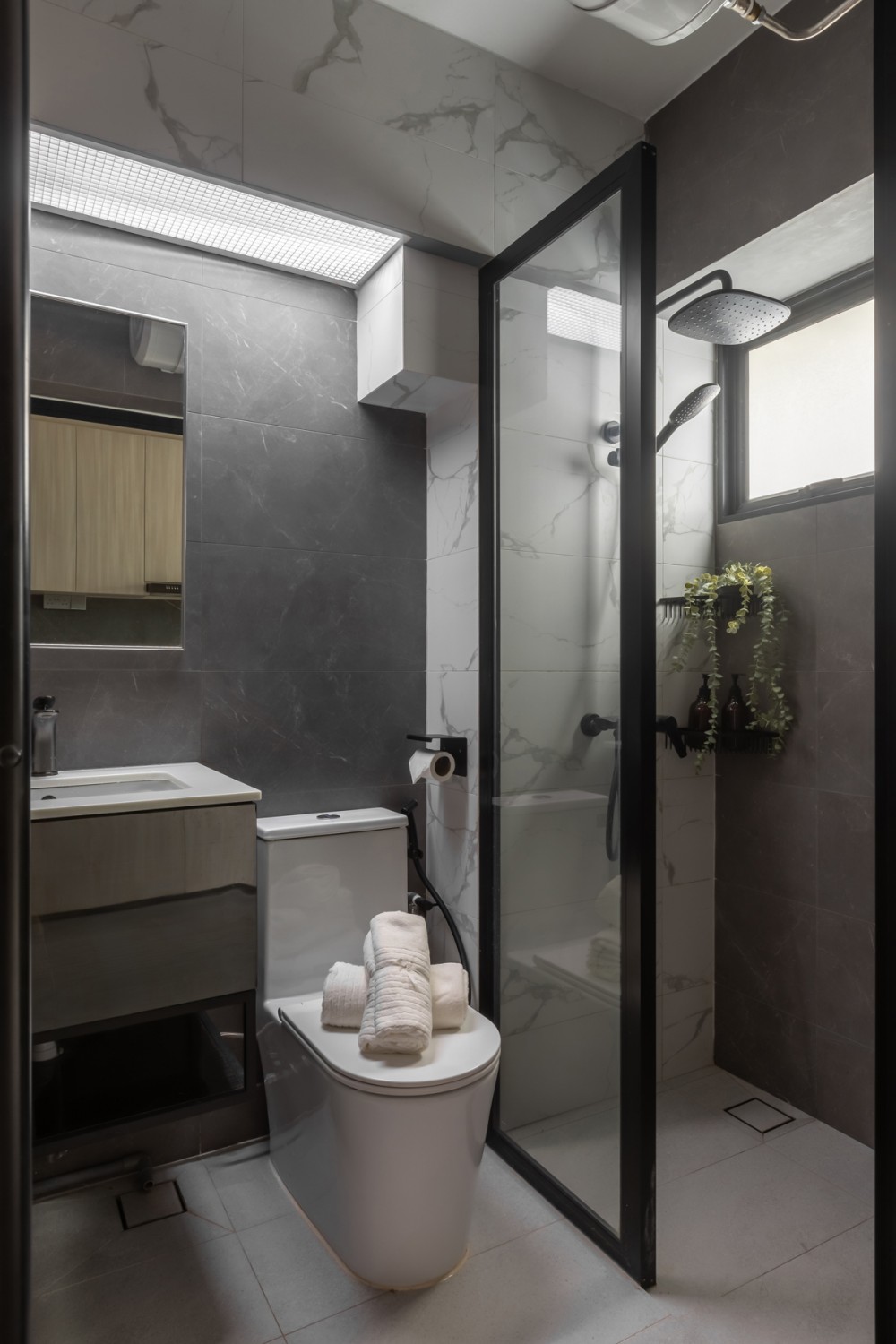 Minimalist Bathroom with Homogeneous Tiles and Mirror