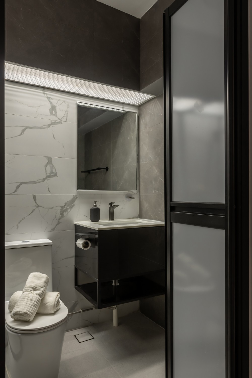 Minimalist Bathroom with Homogeneous Tiles and Mirror
