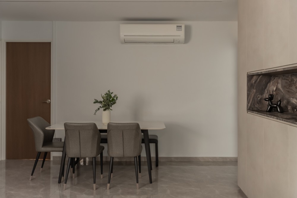Minimalist Dining Room with Drop Ceiling and Dining Table