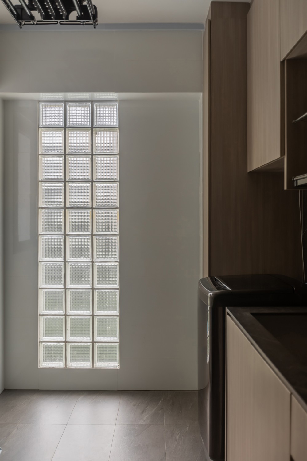 Minimalist Kitchen with Countertop and Homogeneous Tiles
