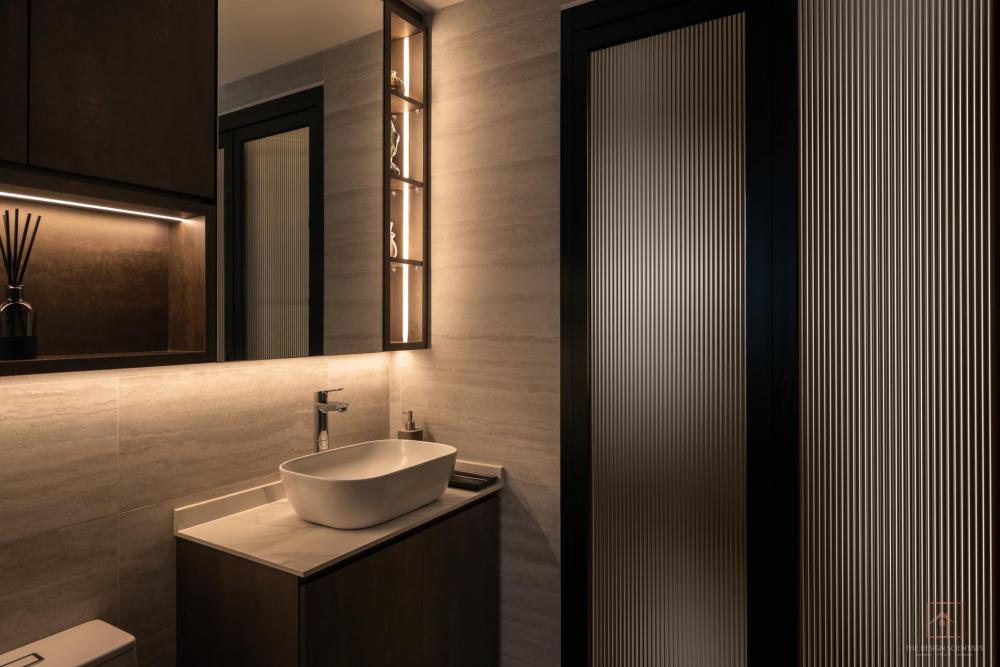 Contemporary Bathroom with Mirror and Bathroom Storage