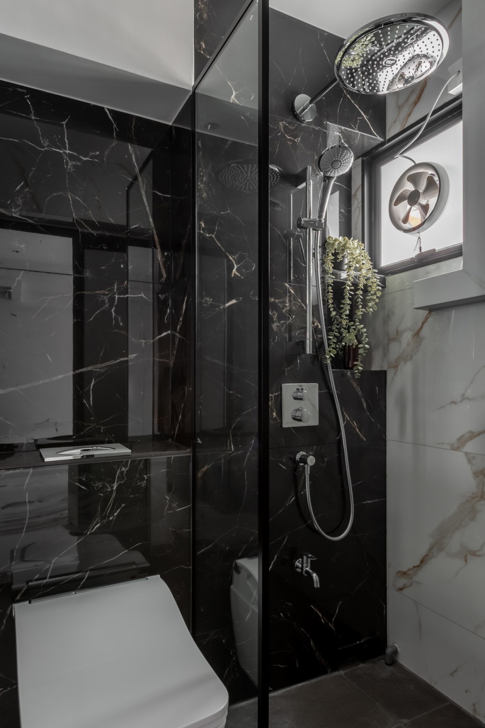 Contemporary Bathroom with Homogeneous Tiles and Shower Screen