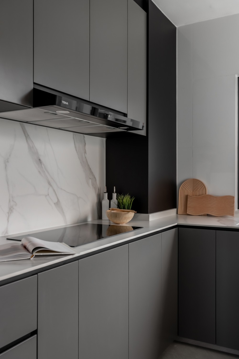 Contemporary Kitchen with Countertop and Homogeneous Tiles